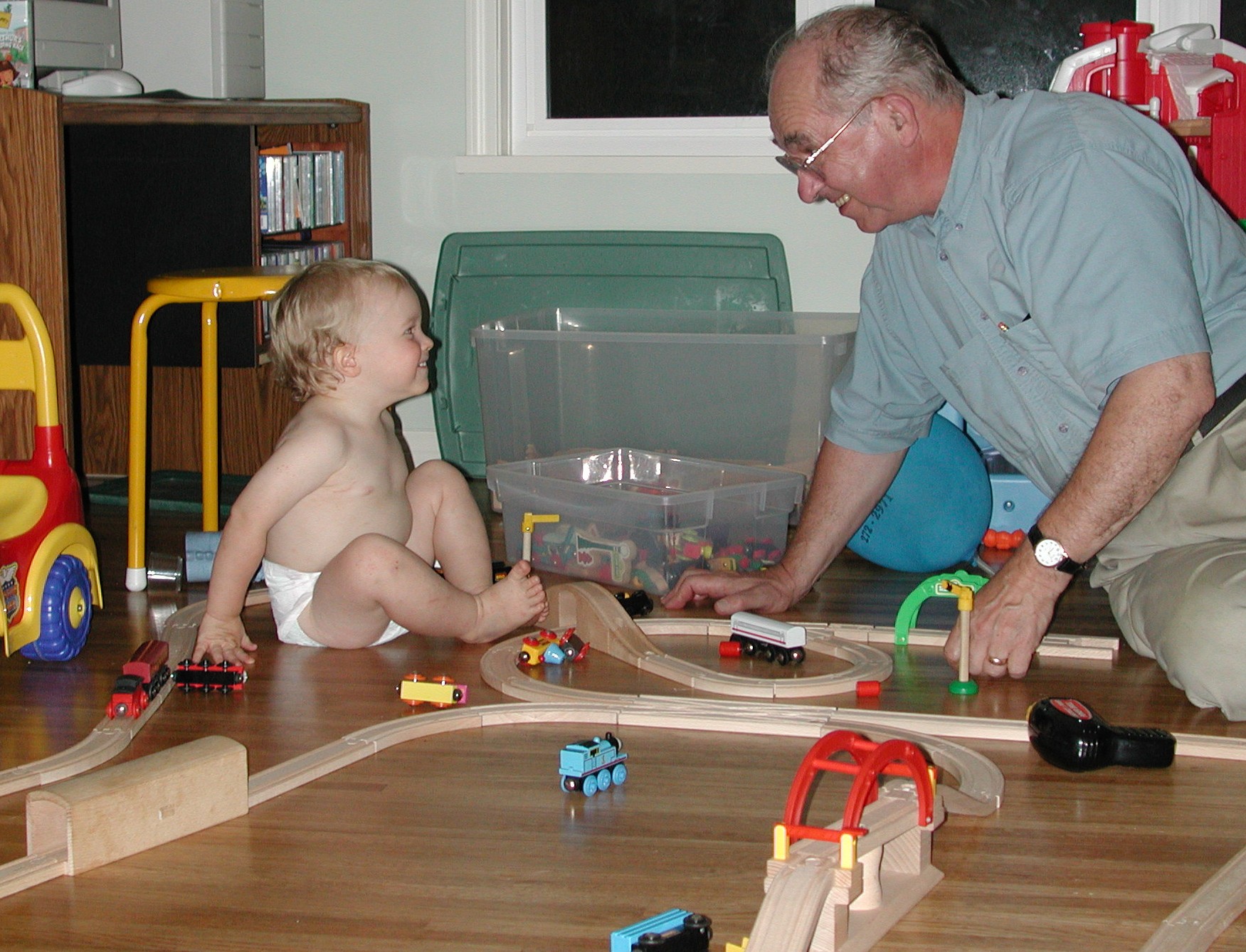 Spenser and Papa and trains.JPG, 529877 bytes, 8/08/00