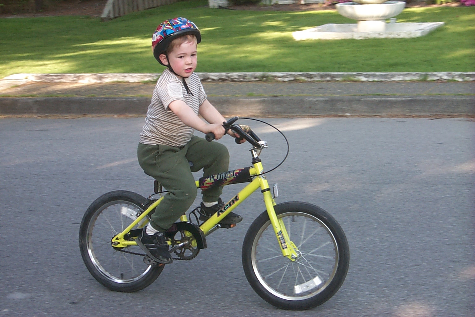 Tristan on Bike.jpg, 401580 bytes, 5/22/00